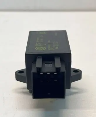 Volkswagen Golf V Seat heating relay 7L0959772