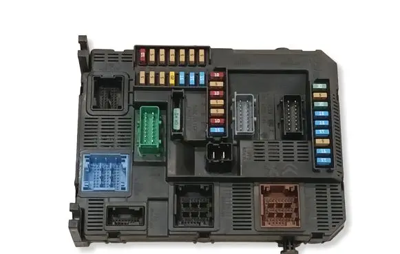 Peugeot 2008 I Fuse module 9819850080