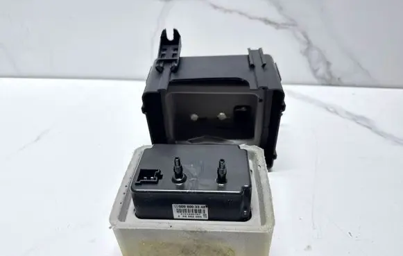 Mercedes-Benz E C207 W207 Central locking vacuum pump 0008003348