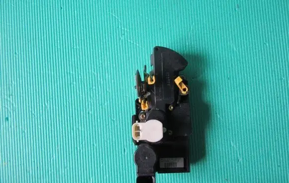 Opel Frontera B Rear door lock 16639860