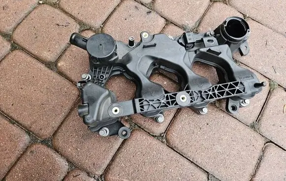 Opel Combo E Rocker cam cover P1001845