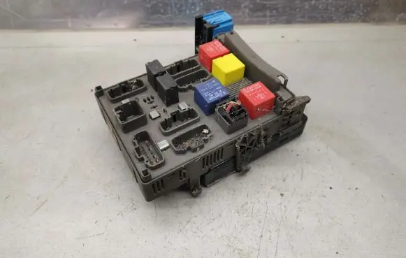 Renault Laguna II Fuse module 8200228557 518002217