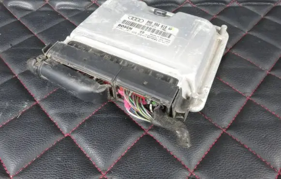 Audi TT Mk1 Engine control unit/module ECU 8N0906018AP 0261207420 1039S04636