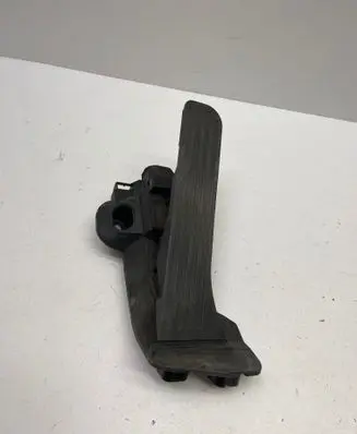 Accelerator throttle pedal