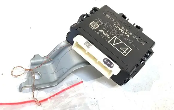 Toyota Avensis T270 Xenon control unit/module 8996020200