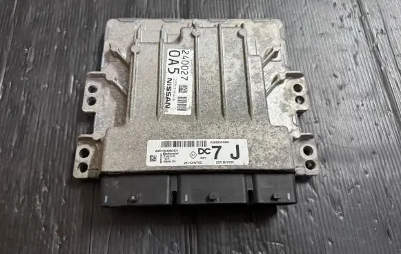 Nissan Qashqai Engine control unit/module 23710HV70C 240027