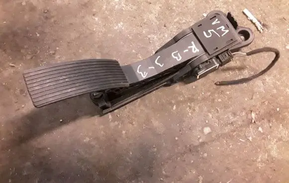 Mercedes-Benz ML W164 Accelerator throttle pedal 1643000104
