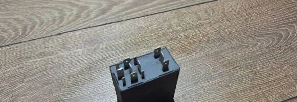 Volkswagen PASSAT B6 Other relay 8d0907701a