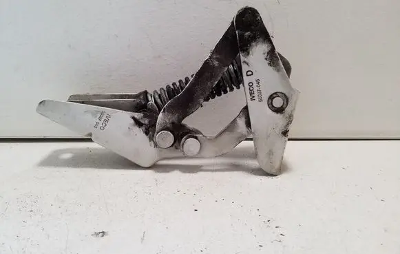 Engine bonnet/hood hinges