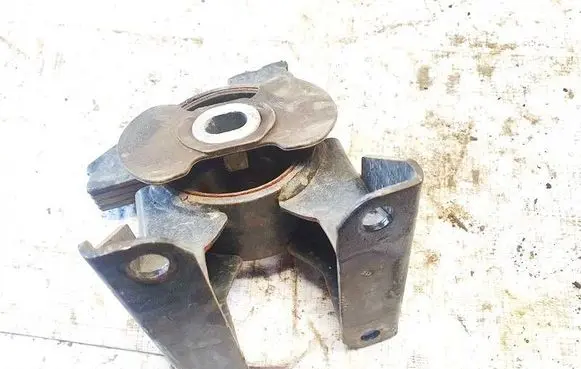 Engine mount bracket