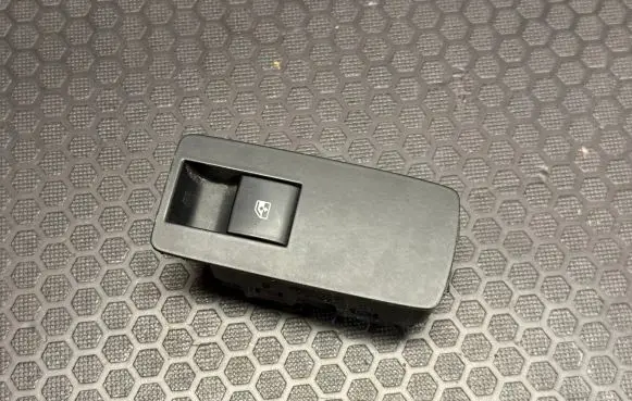 Opel Insignia A Electric window control switch 13301888