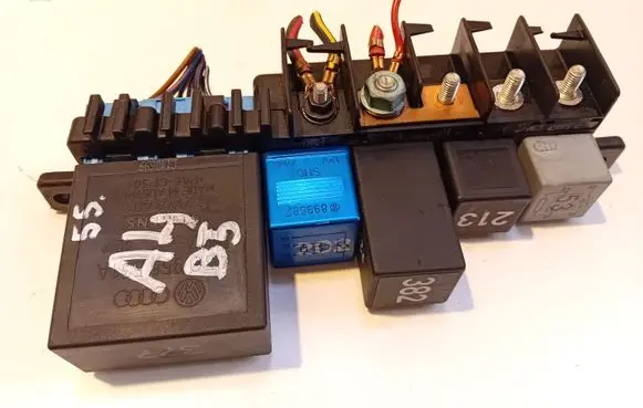 Audi A4 S4 B5 8D Fuse module 896083000 8L0941822A