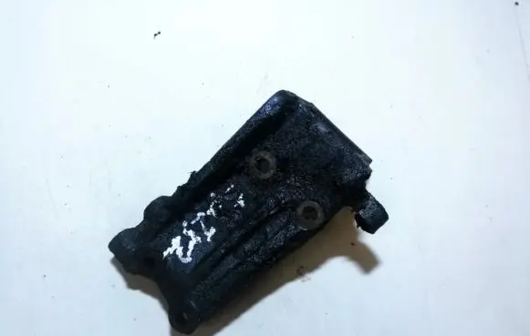 Mazda 323 Engine mounting bracket