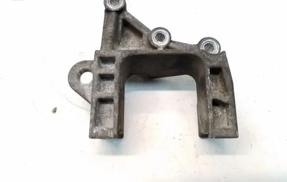 Chrysler Town & Country V Engine mounting bracket