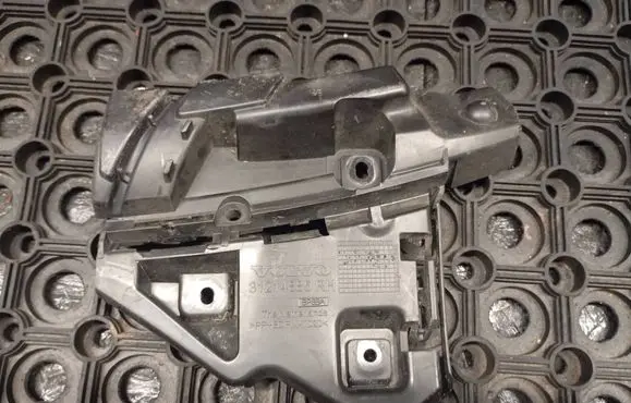 Volvo C30 Fender mounting bracket 31214885