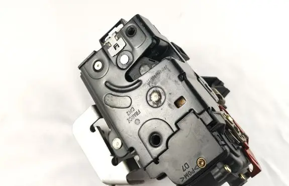 Audi A4 S4 B6 8E 8H Front door lock 8E1837016C PA66307GF