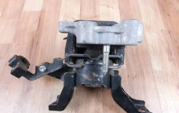 Lexus CT 200H Engine mount bracket 1230537160