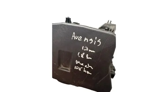 Toyota Avensis T270 Fuse box set 8211105G81 G81E100630035610