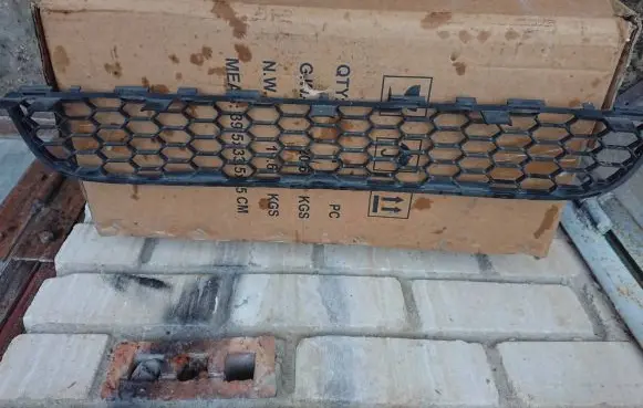 Toyota Corolla Verso E121 Front bumper lower grill
