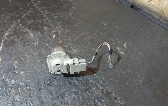 Audi A6 S6 C4 4A Tail light bulb cover holder 32cp P25-1