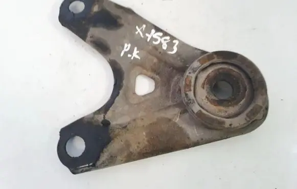 Toyota Avensis Verso Engine mounting bracket