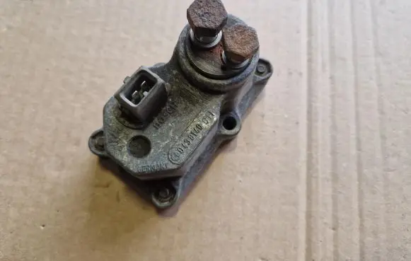 Volkswagen Golf I Fuel pressure regulator 0438140011 WUR