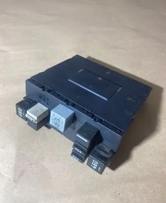 Volkswagen Golf Plus Relay mounting block 3C0937049E H37S1002 F005V00526