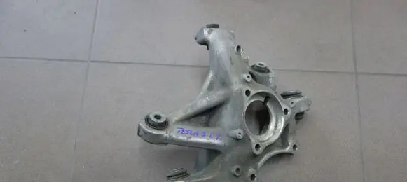 Rear wheel hub spindle/knuckle