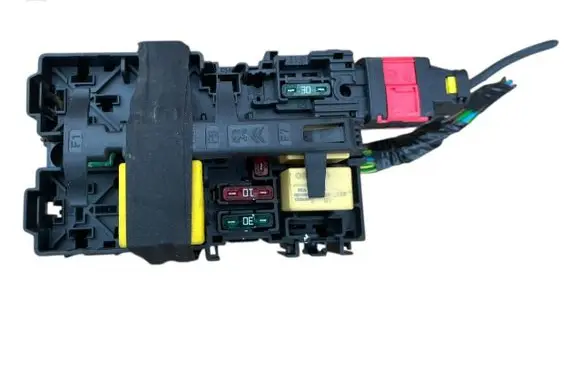 Peugeot 2008 I Fuse module 9806192580