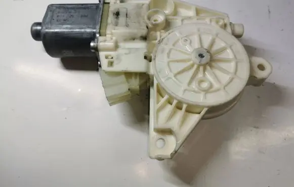Mercedes-Benz C W204 Front door window regulator motor A2048200142 971219100 1205