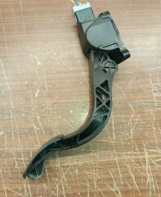 Accelerator throttle pedal