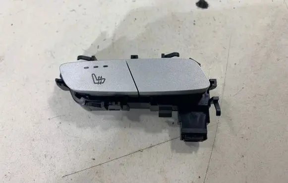 Mercedes-Benz C W205 Seat heating switch A2139057302
