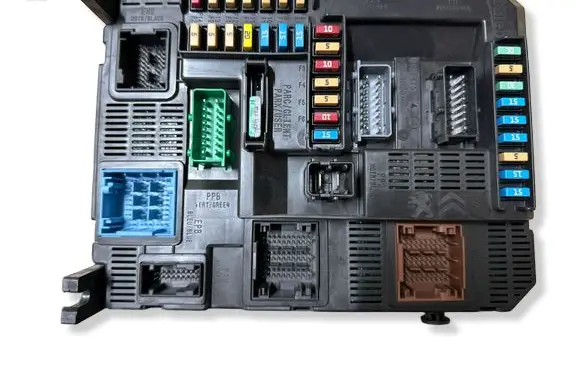 Peugeot 2008 I Fuse module E1064160