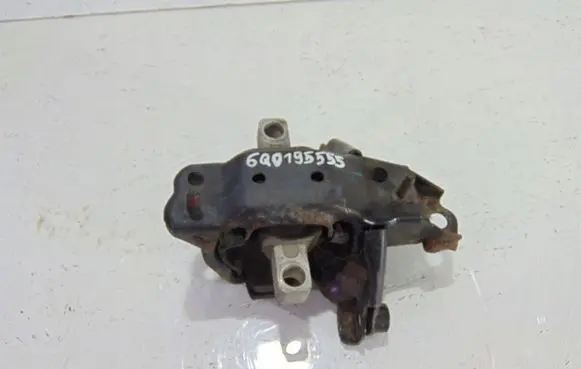 Skoda Fabia Mk1 (6Y) Engine mount bracket 6Q0195555