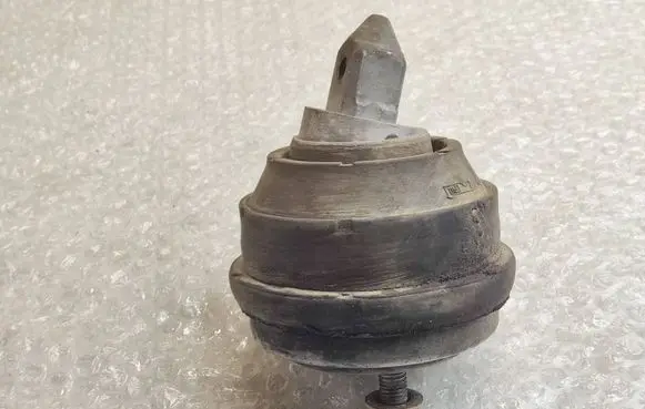 BMW 5 E39 Engine mount bracket 1096514 22111096514
