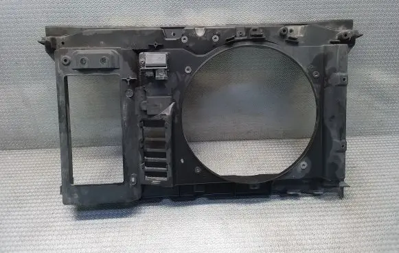 Radiator cooling fan shroud