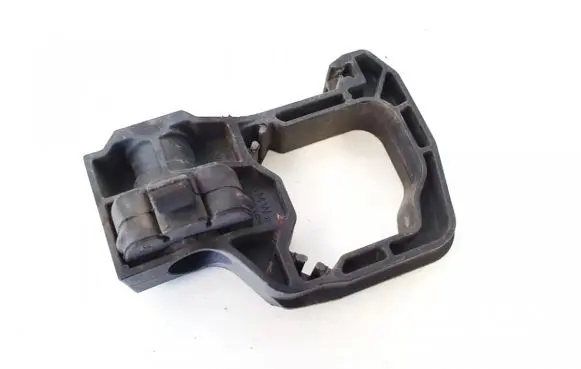 BMW 5 GT F07 Radiator mount bracket m124590 p7823002