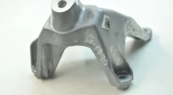 Volkswagen Touareg II Engine mounting bracket 8W0199307L