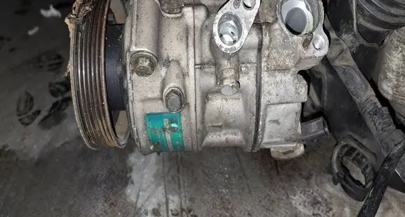 Volkswagen Touran I Air conditioning (A/C) compressor (pump) 