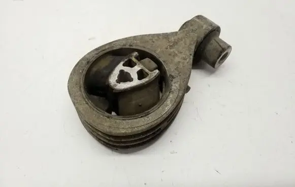 Nissan X-Trail T31 Engine mount bracket