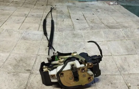Mitsubishi Colt Front door lock