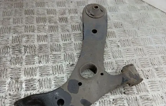 Toyota Avensis T270 Front lower control arm/wishbone
