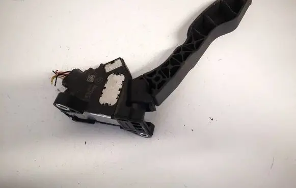 Accelerator throttle pedal