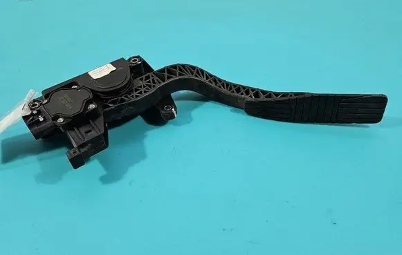 Accelerator throttle pedal