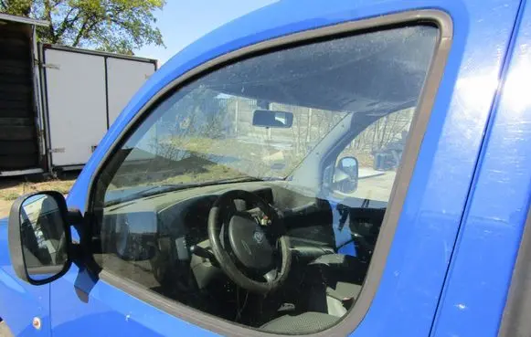 Fiat Doblo Front door window glass four-door 