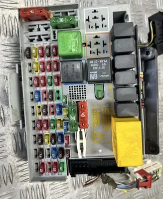 Opel Zafira A Fuse box set 24431679 15344885