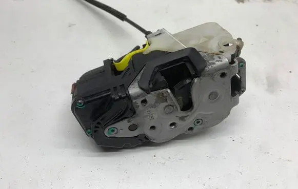 Opel Insignia A Front door lock 3023801E 00063340
