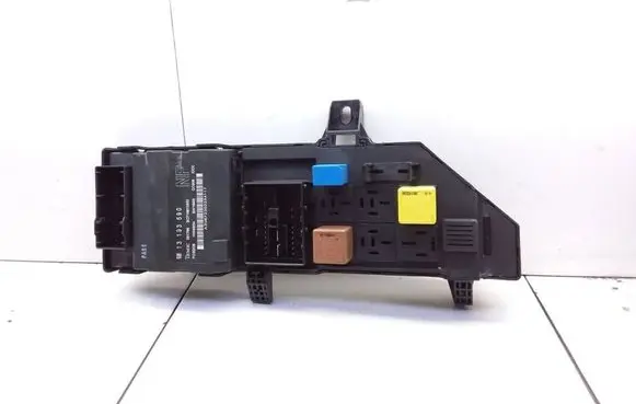 Opel Vectra C Fuse module 13223678 13193590