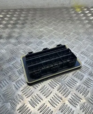 Quarter panel pressure vent