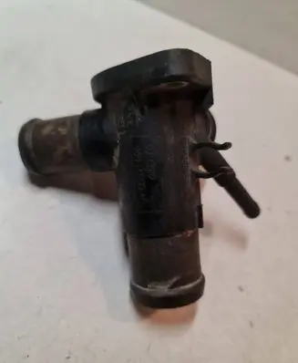 Volkswagen PASSAT B4 Engine coolant pipe/hose 068121133AE
